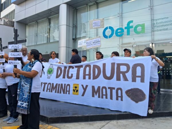 Plantón frente la OEFA